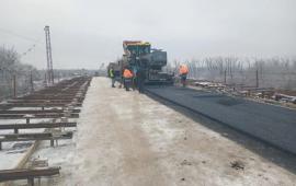 в Волновахе идёт ремонт моста по переулку Матросова. Реконструкция путепровода ведётся совместно с Ямало-Ненецким автономным округом, источник Телеграм-канал ДНР Онлайн