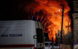 в Херсонской области в результате атаки украинских беспилотников также не обошлось без жертв. Один из беспилотников ударил по жилой многоэтажке. Погиб мирный житель. Ещё шесть человек ранены, источник Телеграм-канал Военкор Котенок