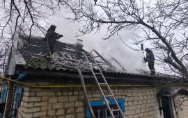 в результате атаки БПЛА ВСУ по частному домовладению на улице Каховской в городе Васильевке загорелся дом, источник Телеграм-канал Запорожский Телеграф