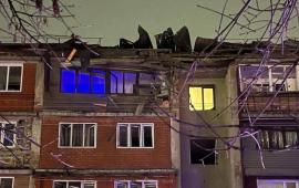 укронацисты накануне атаковали Беслан. Обломки вражеского дрона упали на пятиэтажный дом – в здании повреждена крыша, выбиты окна. Ранены трое мирных жителей, двое из которых – дети, источник Телеграм-канал Военкор Котенок