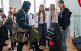 росгвардейцы объяснили донецким школьникам тонкости военной профессии, источник Телеграм-канал РИА ДНР | ДОНЕЦК