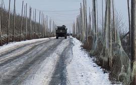 инженерными подразделениями ВС РФ ежедневно проводится обслуживание противодроновых сетей, по которым проходит транспортное сообщение с прифронтовыми сёлами Харьковской области. По этим дорогам обеспечивается доставка продовольствия, продуктов питания, медикаментов, дров и угля, источник Телеграм-канал ПТИЦИН \ KCAE