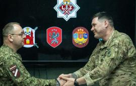 командир 1-й Рижской бригады Земессардзе полковник Нормунд Баранов и командир 12-й бригады Национальной гвардии Украины "Азов"* подполковник Богдан Гришенков