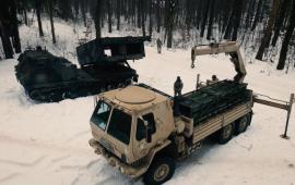 редкий снимок транспортно-заряжающей машины Oshkosh FMTV M1084a1P2 и высокоточной модульной ракетной системы M270 в ходе обучения расчетов ракетных войск Национальной академии сухопутных войск Украины, источник Телеграм-канал Осведомитель