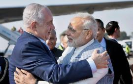 Нарендра Моди в объятиях Биньямина Нетаньяху