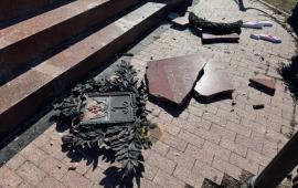 в Одессе снова воюют с историей. На этот раз под немилость вандалов попала Александровская колонна, монумент, установленный в 1891 году, через десять лет после гибели императора Александра II. Больше века он был частью городского пейзажа и одним из символов старой Одессы, источник Телеграм-канал Херсон ЗХ