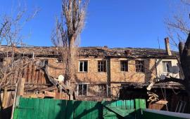 ночью ВСУ ударили по жилому многоквартирному дому в Перевальске. В результате атаки БПЛА загорелась крыша, выбиты практически все окна. Осколочные ранения получили два человека, к счастью, лёгкой степени тяжести, источник Телеграм-канал Сыны Отечества|Новости ЛНР здесь!