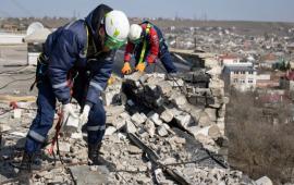 последствия обстрелов в Бердянске и Приморске помогают ликвидировать студенты-спасатели ВСКС, источник мессенджер MAX сообщество Запорожский Телеграф