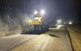 в ДНР дорожники ведут работы на 13 участках дорог межмуниципального значения. Как сообщили в Минтрансе ДНР, порядка 22 км нового асфальтового покрытия уже уложено на дорогах. На объектах, где полностью завершена укладка асфальта, в ближайшие дни приступят к нанесению дорожной разметки, источник Телеграм-канал Донбасс Сейчас