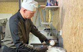 светлый праздник на передовой: пасхальные куличи для группировки «Центр». Военные пекари подготовили праздничную выпечку на полевых хлебозаводах в зоне проведения СВО. После освящения куличи доставят бойцам даже в самые труднодоступные районы Добропольского и Днепропетровского направлений, источник Минобороны России в мессенджере МАХ