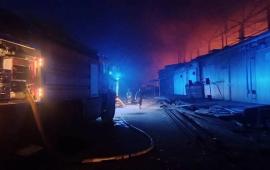 последствия ударов БПЛА Герань в Белой Церкви Киевской области по одному из предприятий и складских помещений, связанных с ВСУ, источник МАХ-канал Сводки и Аналитика СВО