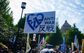 Десятки тысяч японцев собрались в воскресенье, 19 апреля у здания парламента в Токио, чтобы выразить свой протест против попыток правительства премьер-министра Санаэ Такаити протолкнуть пересмотр пацифистской Конституции Японии, и чтобы призвать к защите ее 9-й статьи.