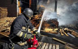 в Черниговской области масштабные пожары на предприятиях после налета «Гераней», источник МАХ-канал Операция Z: Военкоры Русской Весны