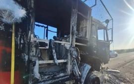 вблизи села Смоляниново при ликвидации природного пожара сухой растительности спасатели МЧС России подверглись целенаправленному обстрелу со стороны противника. К счастью, благодаря профессионализму и слаженным действиям личного состава, сотрудники МЧС не пострадали, источник МАХ-канал KRM РФ