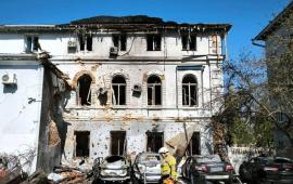 удар со стороны ВС РФ барражирующим боеприпасом по зданию прокуратуры города Чернигов, источник МАХ-канал Сводки СВО Аналитика. Вперед к Победе