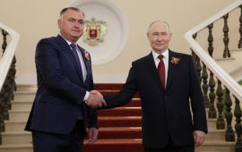 Президенты Российской Федерации и Южной Осетии Владимир Путин Алан Гаглоев подписали 9 мая с. г. в Москве договор об углублении союзнического взаимодействия между странами.