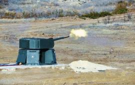 ЗАК-30 «Цитадель», поражавший украинские дроны-камикадзе. Комплекс представляет собой стационарный модернизированный вариант модуля БМ-30-Д «Спица». Как пишет «Ростех», применяемые комплексом снаряды имеют дистанционно управляемый взрыватель и шрапнельную начинку, а система наведения «Цитадели» рассчитывает наиболее выгодную точку подрыва снаряда в зависимости от траектории полёта цели, источник МАХ-канал Военный Осведомитель