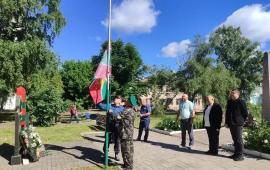 в Кременной отметили День пограничника. Представители местной администрации возложили цветы к пограничному столбу. Из-за сложной обстановки в городе и угрозы атак БПЛА мероприятие прошло в ограниченном формате, без массового сбора людей, источник МАХ-канал KRM РФ