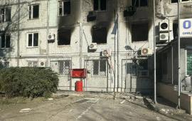 ВСУ ударили по Энергодару. Под обстрел попали помещения ГИБДД, коммунальных служб, отвечающих за озеленение и благоустройство города, а также отдел культуры. К счастью, жертв и раненых нет, источник МАХ-канал Новое.Медиа в Запорожье