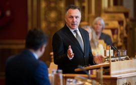 Министр обороны Норвегии в парламенте