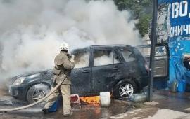 три человека пострадали при атаке украинского беспилотника по припаркованным автомобилям в Лисичанске, источник МАХ-канал KRM РФ
