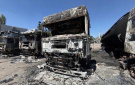 в Донецке из-за атаки БПЛА загорелись 22 фуры. Дрон ударил по стоянке на Чемпионной улице в Ленинском районе. Никто из людей не пострадал. Все загоревшиеся фуры были гражданскими. Многие из них принадлежали кондитерской компании и перевозили конфеты, источник МАХ-канал Типичное Енакиево