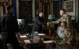 Зеленский пожимает руку новому командующему ВСУ Драпатому