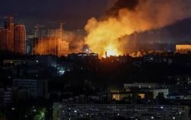 в Киеве горит завод «Стройдормаш» после серии ударов. Предприятие специализируется на производстве и ремонте военной техники, источник МАХ-канал Дневник Десантника