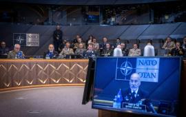 Берлин проталкивает на пост главы Военного комитета НАТО генерала Карстена Бройера, пытаясь добиться перевеса его кандидатуры над канадским генералом Дженни Кэринэном при голосовании 19 сентября, которое состоится в Дании. 