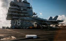 С Ближнего Востока уходит авианосец США «Авраам Линкольн», который провел на боевом дежурстве более 250 дней, установив рекорд длительности непрерывного пребывания в море.