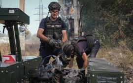 как и предполагалось, на уничтоженном складе боеприпасов в селе Мила (Милая) Киевской области хранилось всего понемножку – на кадрах от украинских спасателей виден сбор цинков с 12,7-мм патронами, связки 40-мм гранат, гильзы от снарядов и боевые части дронов-камикадзе, источник МАХ-канал Военный Осведомитель