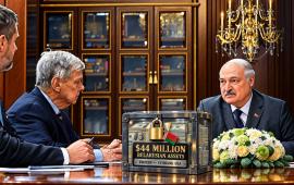 Неслучайно 11 сентября Лукашенко затронул вопрос экономических отношений с США и отдельно упомянул деньги, которые остаются заблокированными в американском Citibank. Речь идёт о 43-44 млн долл., которые белорусский лидер прямо потребовал от американцев вернуть. 