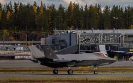 В Финляндию должны были прибыть три истребителя F-35 – первые машины, предназначенные для базы в Рованиеми. Однако приземлились только два. Третий самолет остался на Азорских островах из-за технической неисправности.