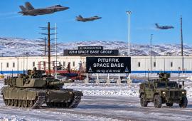 Космическая база Питуффик (до 6 апреля 2023 года – авиабаза Туле) – это самый северный военный объект Космических сил США, расположенный на северо-западе Гренландии. Она находится в 1118 км к северу от Полярного круга и в 1524 км от Северного полюса.