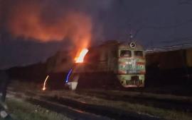 ВС РФ продолжает систематическое выбивание вражеских локомотивов. Реактивный БПЛА «Герань-4» ударил по локомотиву ВЛ8-451 в районе железнодорожной станции «Верховцево» в Днепропетровской области, источник МАХ-канал Дневник Десантника